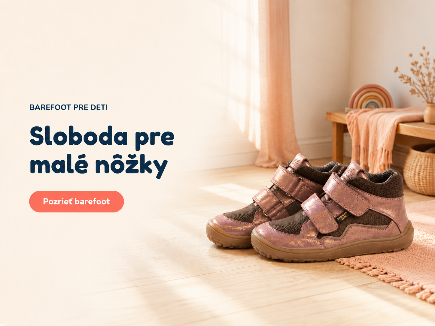 Ružové barefoot topánky Froddo v presvetlenej detskej predsieni